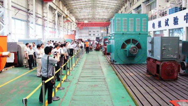 西安泰富西瑪電機成功開(kāi)發(fā)YR系列4500KW大型廢鋼鐵破碎電機。