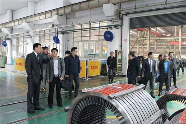 西瑪電機總經(jīng)理楊天利帶領(lǐng)各位供應商代表參觀(guān)廠(chǎng)區