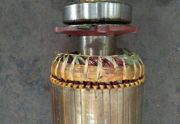 西安電機廠(chǎng)技術(shù)員關(guān)于高壓電機端部捆扎的重要性分析。