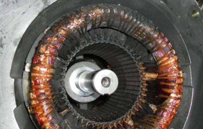 圖為西瑪電機售后拆開(kāi)的冒煙電機內部照片 圖為西瑪電機售后拆開(kāi)的冒煙電機內部照片