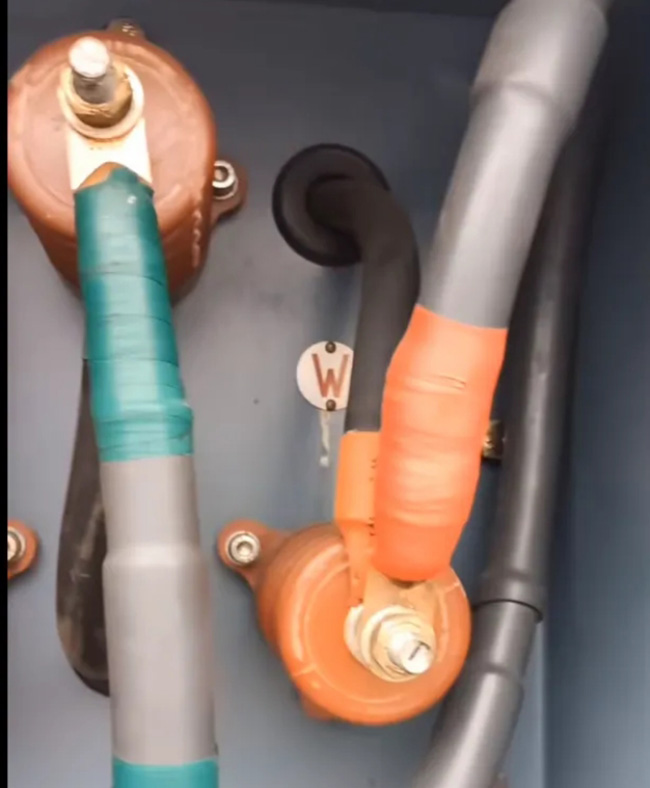 圖為630KW高壓電機接線(xiàn)照片1